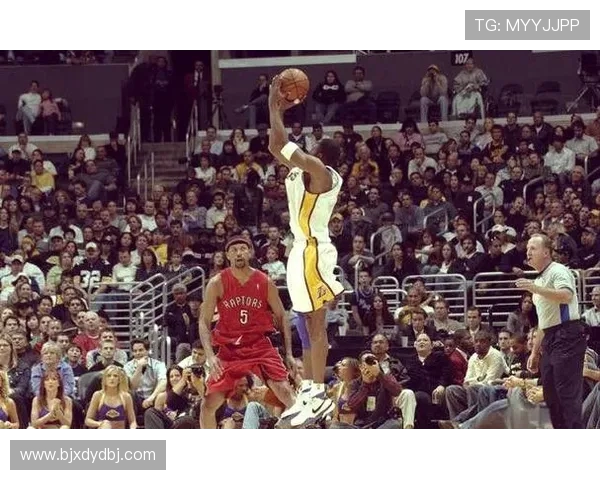 麦迪与科比巅峰对决经典瞬间回顾，篮球传奇的荣耀与激情交织